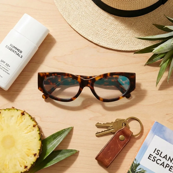 Lentes opticos Milan Carey flat lay accesorios esenciales verano antirreflex receta optica bio-acetato Bonoboss #editorial_summer-essentials #color_carey