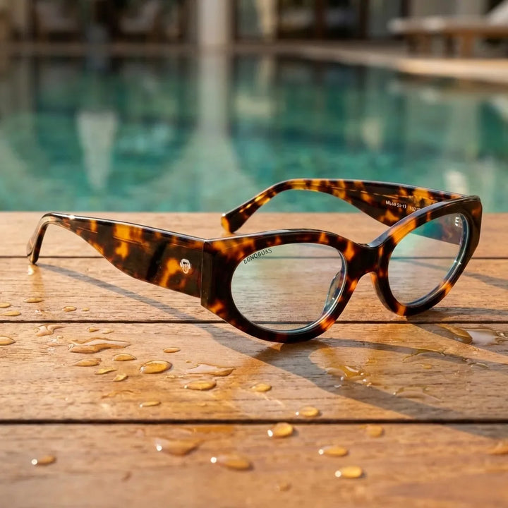 Lentes opticos Milan Carey sobre madera teca con gotas de agua antirreflex receta optica bio-acetato Bonoboss #editorial_teca-agua #color_carey