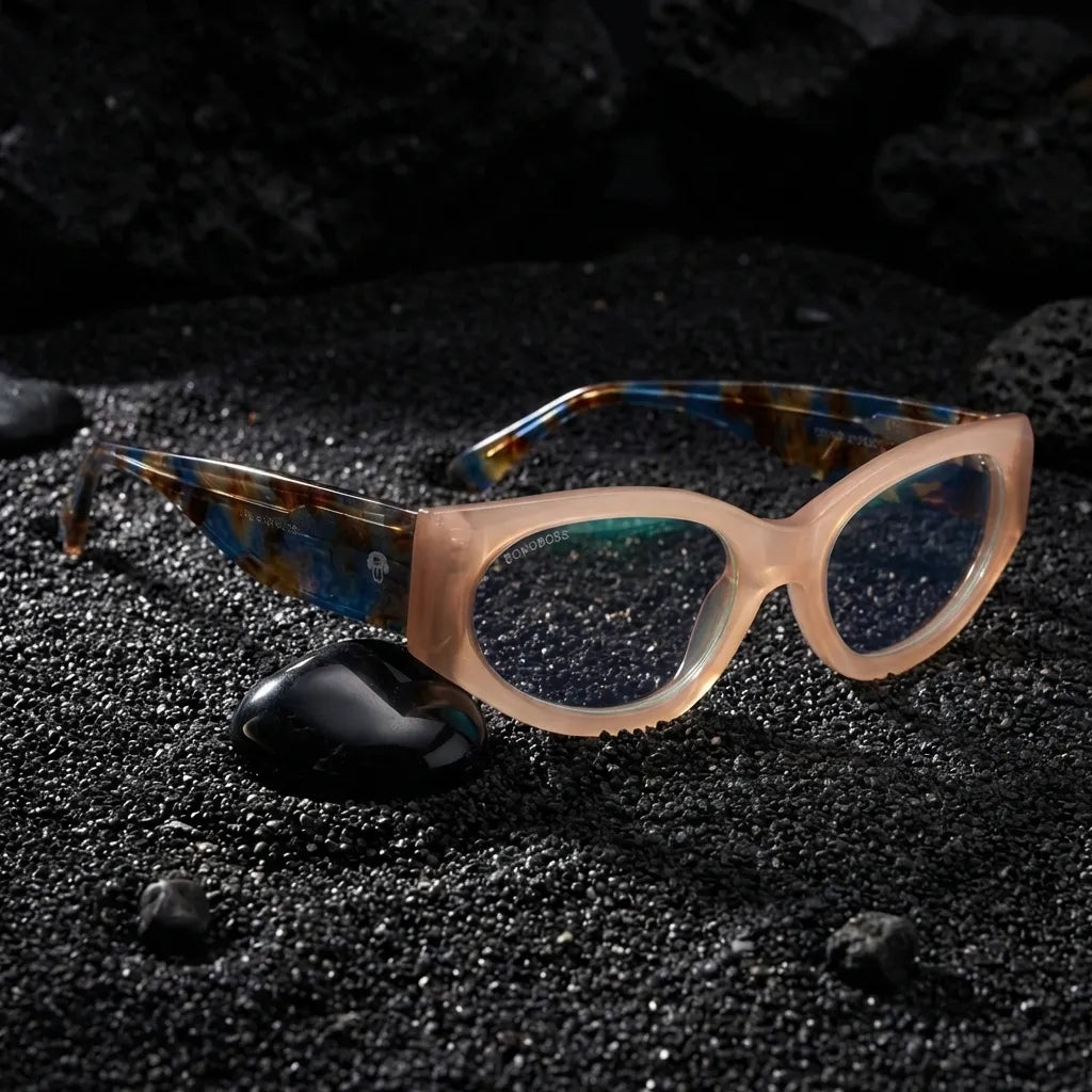 Lentes opticos Milan Peach sobre arena negra volcanica antirreflex receta optica bio-acetato Bonoboss #editorial_arena-negra #color_peach