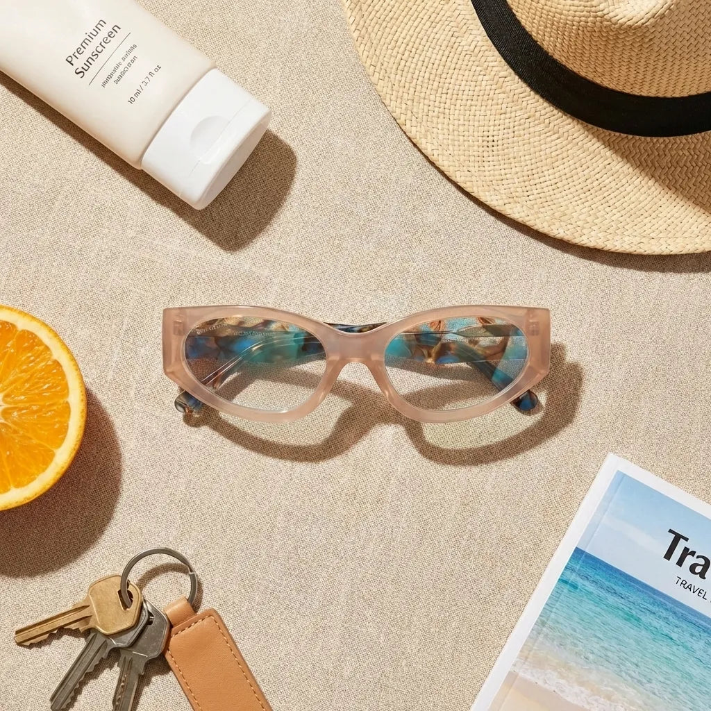 Lentes opticos Milan Peach flat lay accesorios esenciales verano antirreflex receta optica bio-acetato Bonoboss #editorial_summer-essentials #color_peach