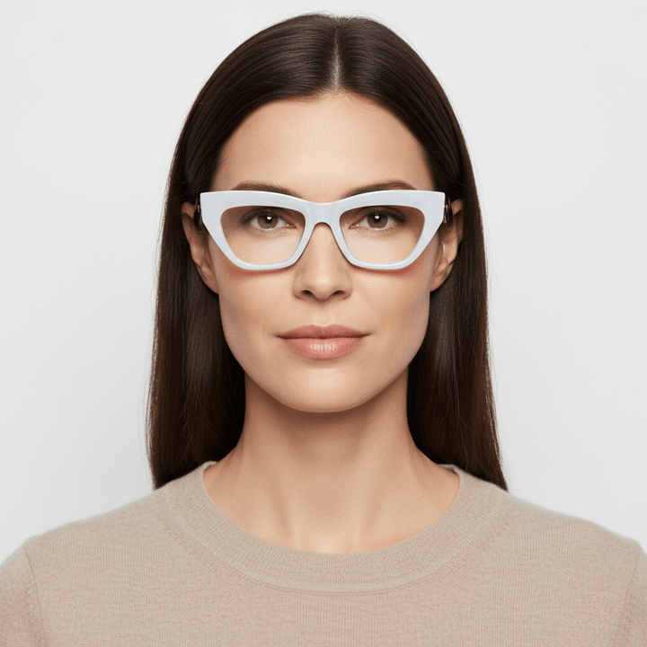la vista frontal de una mujer de cara ovalada y pelo castañado liso ondulado suelto usando unos marcos armazones opticos bonoboss en acetato sustentable biodegradable y reciclado de #color_blanco