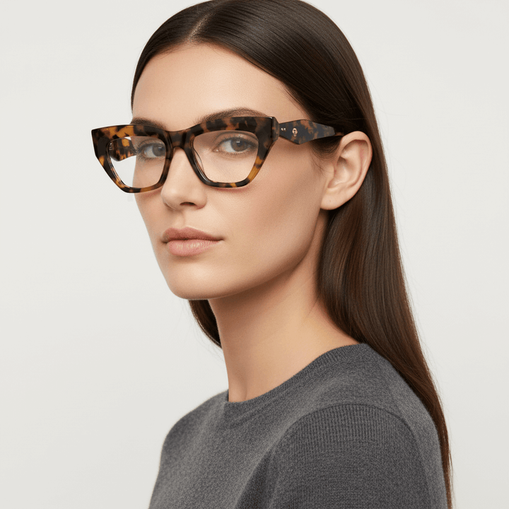 la vista lateral de una mujer de cara ovalada y pelo castaño claro liso suelto usando unos marcos armazones opticos bonoboss en acetato sustentable biodegradable y reciclado de #color_carey