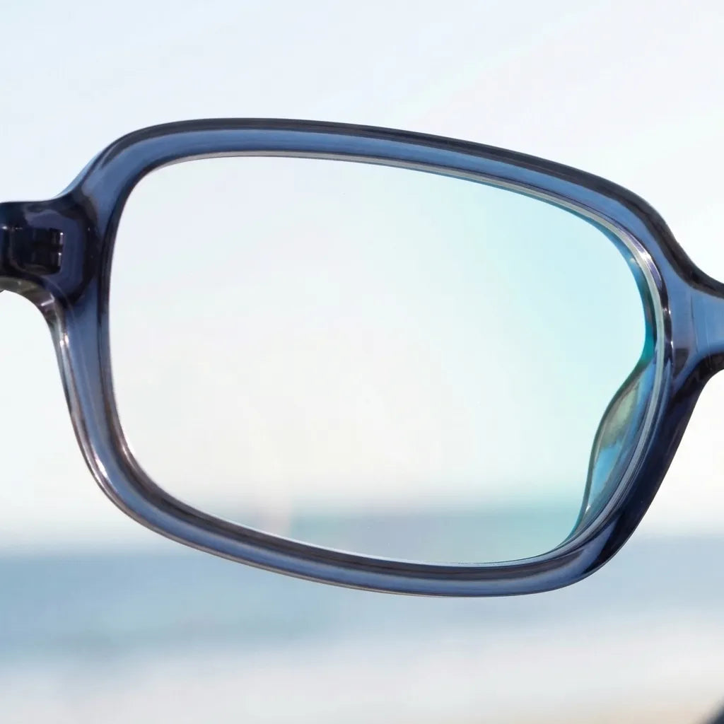 Lentes opticos Navarino Azul close-up lente coating antirreflex detalle antirreflex receta optica bio-acetato Bonoboss #editorial_lente-coating #color_azul