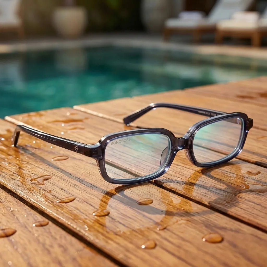 Lentes opticos Navarino Azul sobre madera teca con gotas de agua antirreflex receta optica bio-acetato Bonoboss #editorial_teca-agua #color_azul