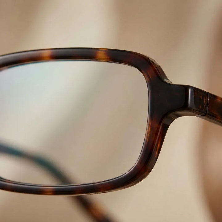Lentes opticos Navarino Carey close-up acetato textura detalle material antirreflex receta optica bio-acetato Bonoboss #editorial_acetato-textura #color_carey