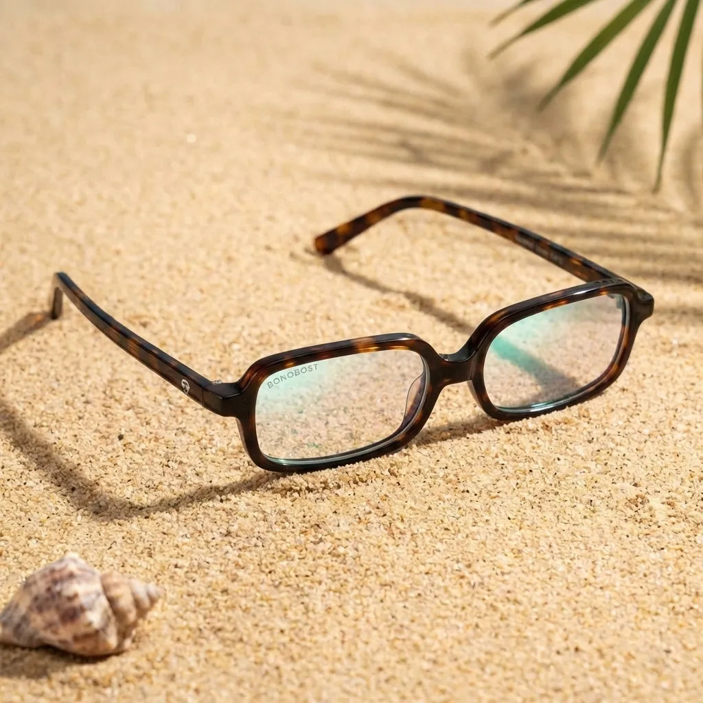 Lentes opticos Navarino Carey sobre arena dorada superficie natural antirreflex receta optica bio-acetato Bonoboss #editorial_arena-dorada #color_carey