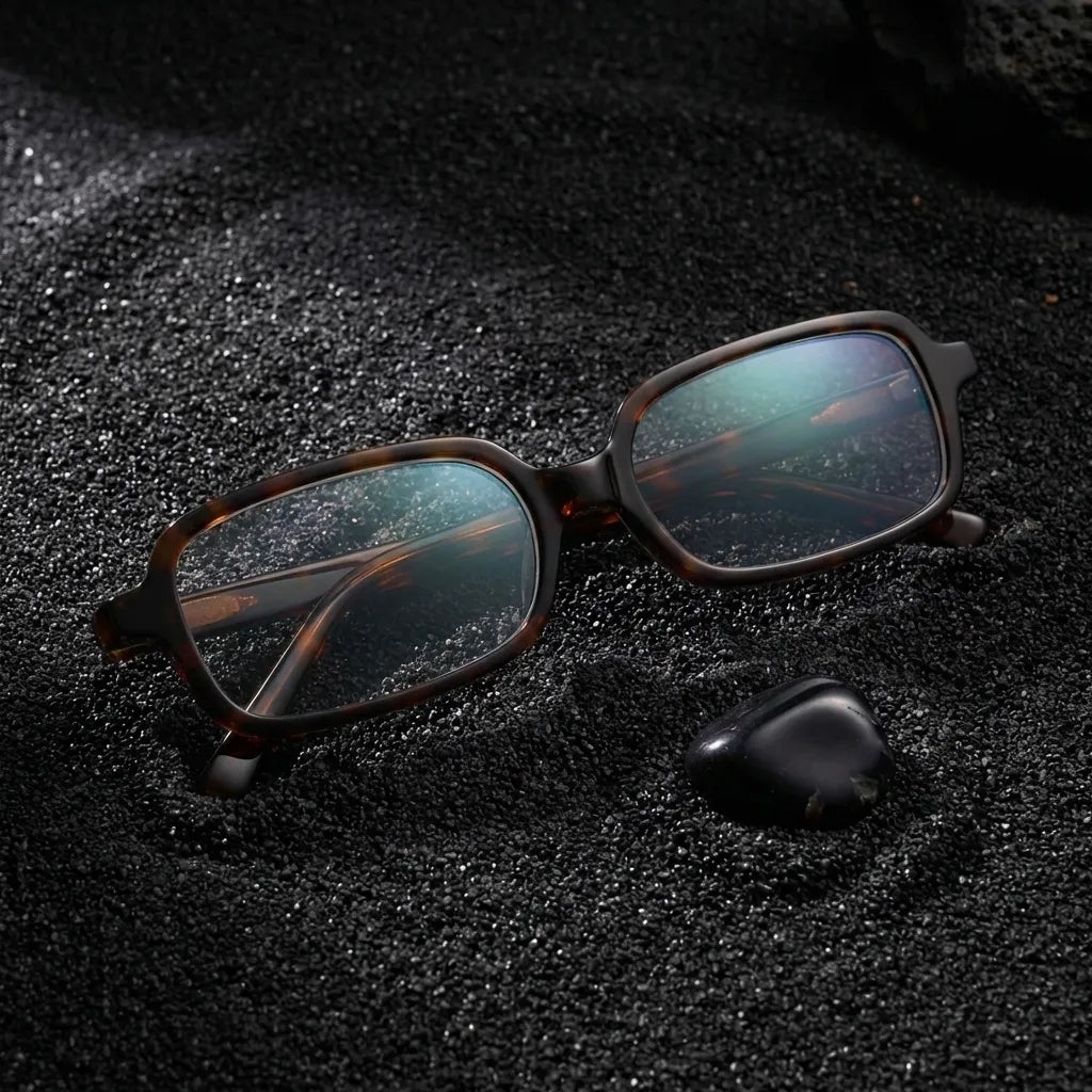 Lentes opticos Navarino Carey sobre arena negra volcanica antirreflex receta optica bio-acetato Bonoboss #editorial_arena-negra #color_carey