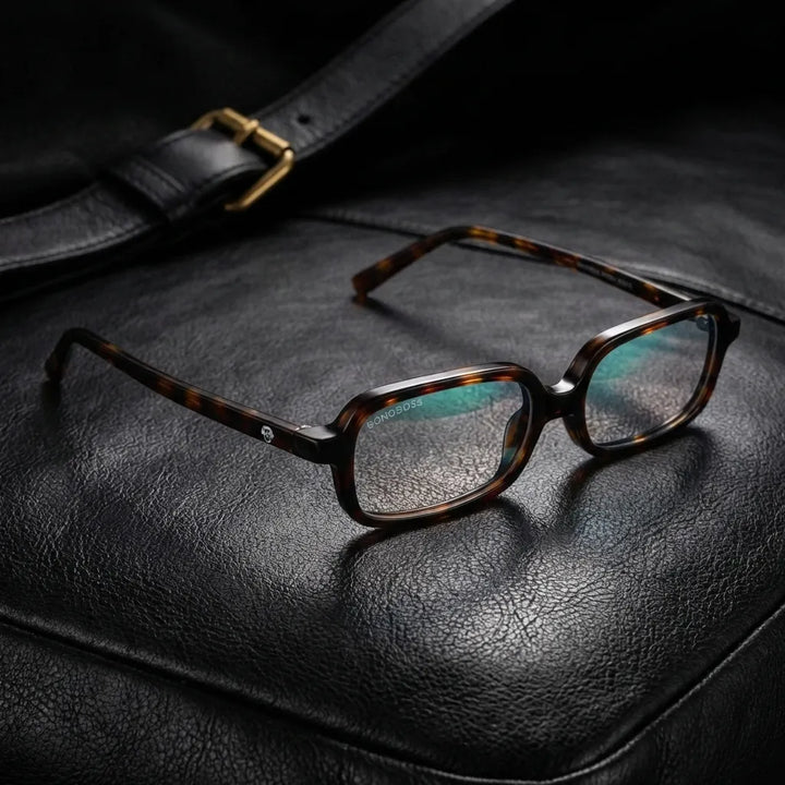 Lentes opticos Navarino Carey sobre cuero negro con detalle brass dorado antirreflex receta optica bio-acetato Bonoboss #editorial_cuero-brass #color_carey