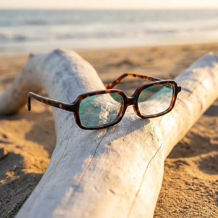 Lentes opticos Navarino Carey sobre driftwood dorado reflejo costero antirreflex receta optica bio-acetato Bonoboss #editorial_driftwood-golden #color_carey
