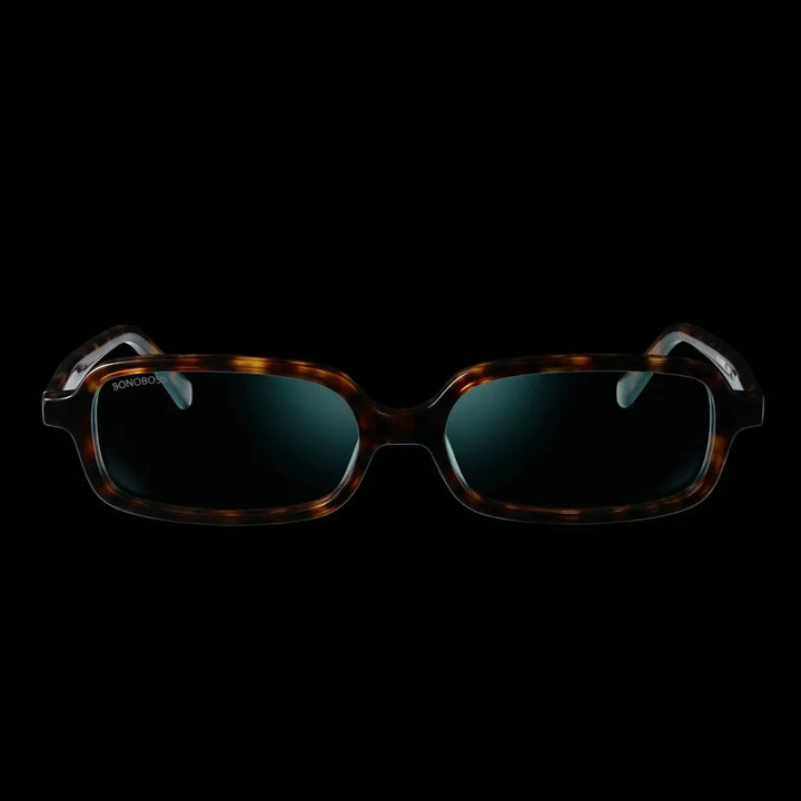 Lentes opticos Navarino Carey vista frontal dramatica iluminacion antirreflex receta optica bio-acetato Bonoboss #editorial_frontal-dramatico #color_carey
