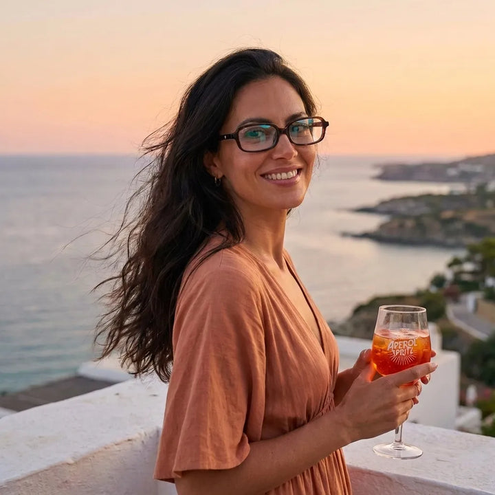 Lentes opticos Navarino Carey mujer en playa arena oceano antirreflex receta optica bio-acetato Bonoboss #editorial_mujer-playa #color_carey