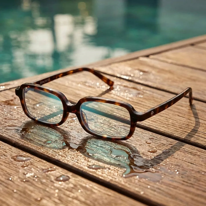 Lentes opticos Navarino Carey sobre madera teca con gotas de agua antirreflex receta optica bio-acetato Bonoboss #editorial_teca-agua #color_carey
