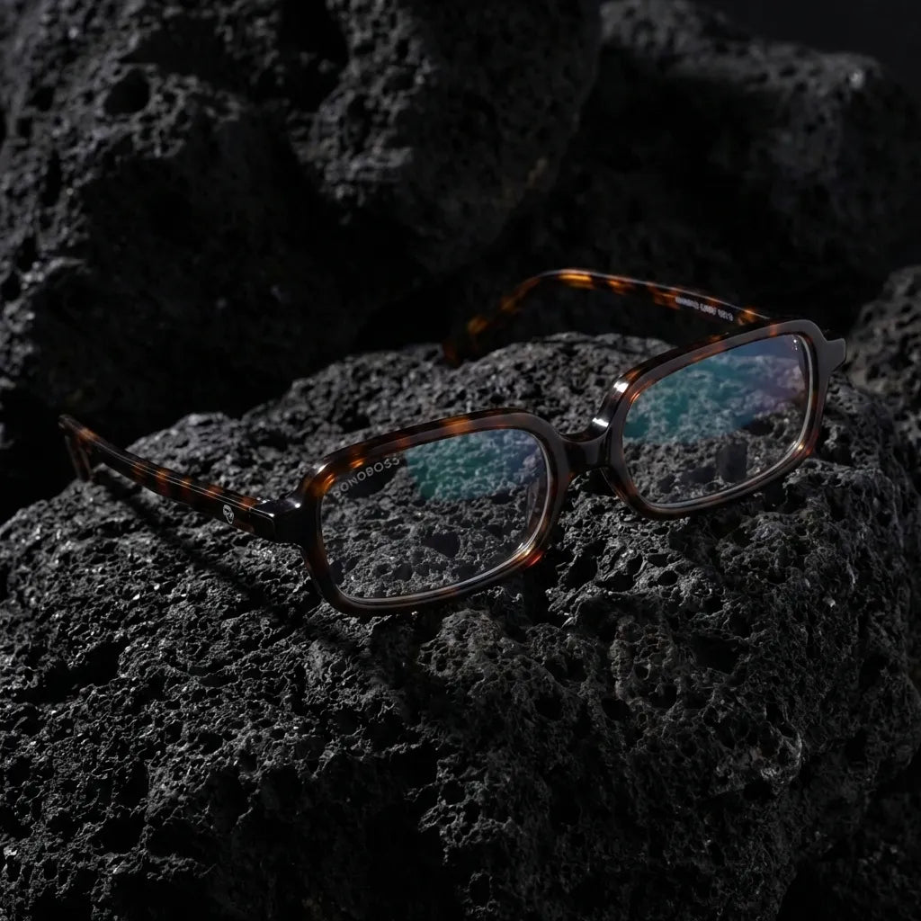 Lentes opticos Navarino Carey sobre arena volcanica superficie texturizada antirreflex receta optica bio-acetato Bonoboss #editorial_volcanica #color_carey