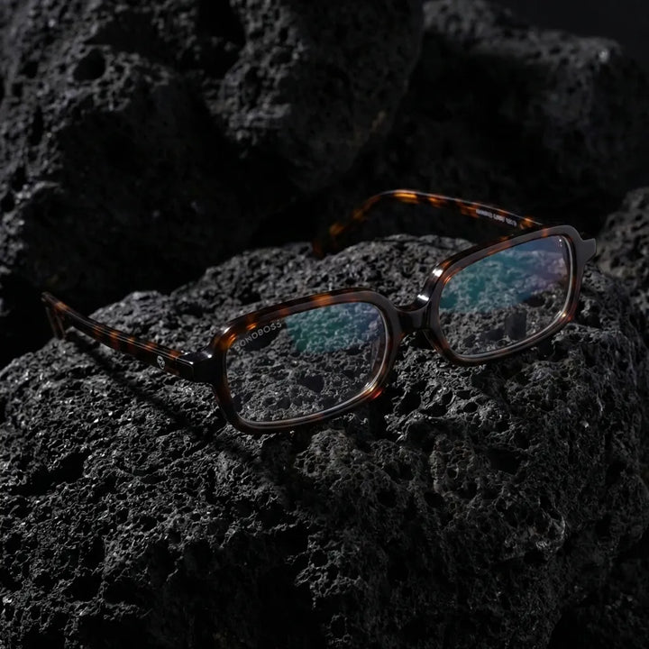 Lentes opticos Navarino Carey sobre arena volcanica superficie texturizada antirreflex receta optica bio-acetato Bonoboss #editorial_volcanica #color_carey