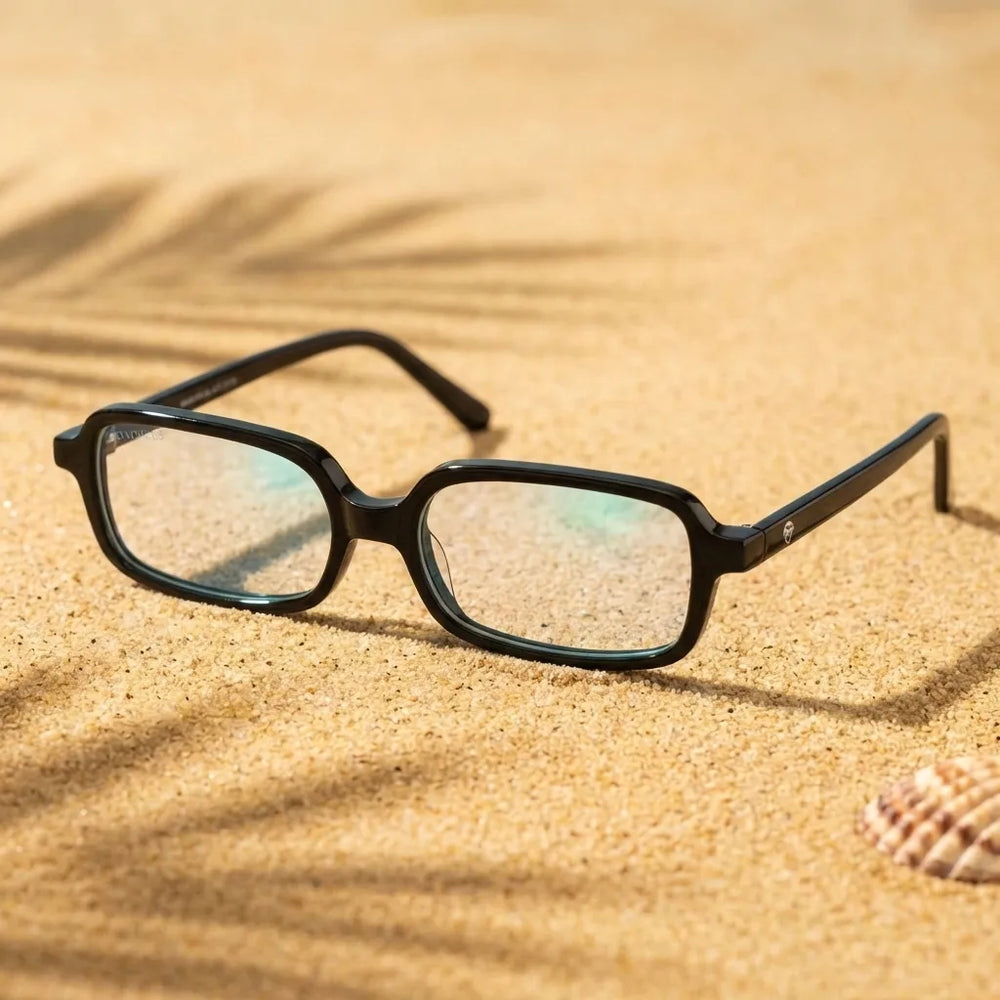 Lentes opticos Navarino Negro sobre arena dorada superficie natural antirreflex receta optica bio-acetato Bonoboss #editorial_arena-dorada #color_negro