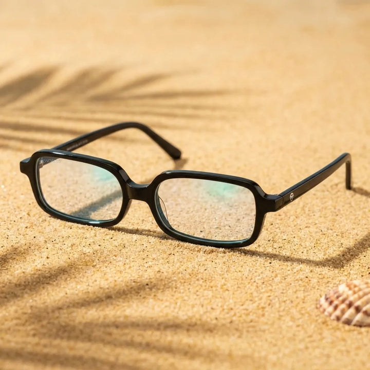 Lentes opticos Navarino Negro sobre arena dorada superficie natural antirreflex receta optica bio-acetato Bonoboss #editorial_arena-dorada #color_negro