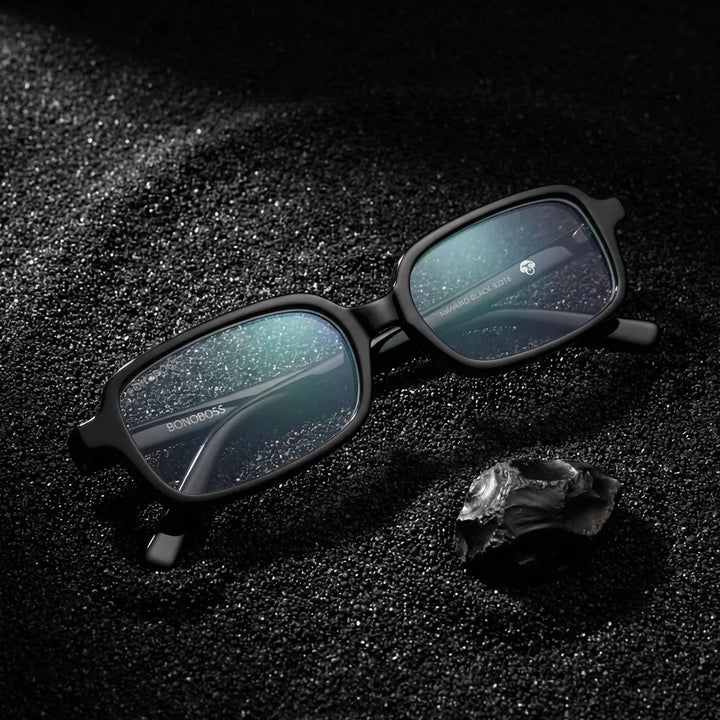 Lentes opticos Navarino Negro sobre arena negra volcanica antirreflex receta optica bio-acetato Bonoboss #editorial_arena-negra #color_negro