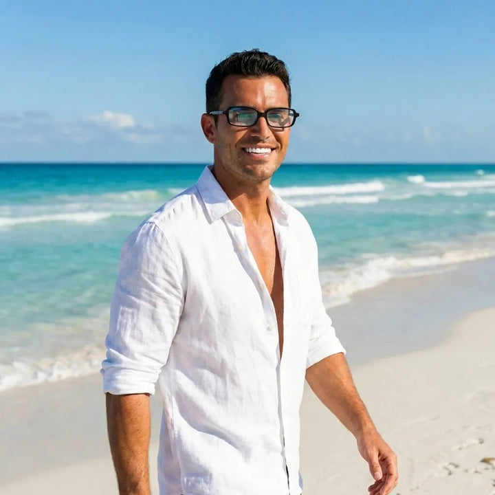 Lentes opticos Navarino Negro hombre en playa oceano estilo costero antirreflex receta optica bio-acetato Bonoboss #editorial_hombre-playa #color_negro