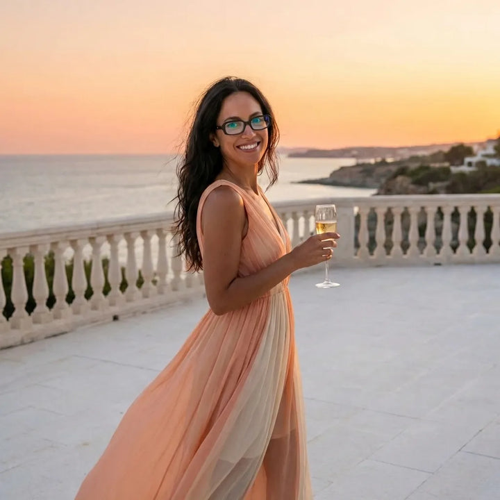 Lentes opticos Navarino Negro mujer en playa arena oceano antirreflex receta optica bio-acetato Bonoboss #editorial_mujer-playa #color_negro