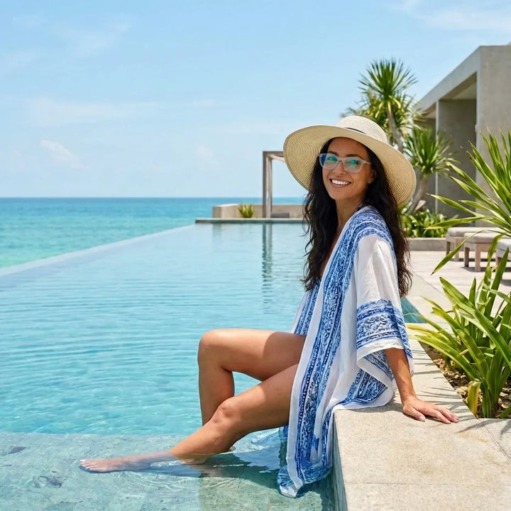 Lentes opticos Navarino Negro mujer en resort lifestyle elegante antirreflex receta optica bio-acetato Bonoboss #editorial_mujer-resort #color_negro