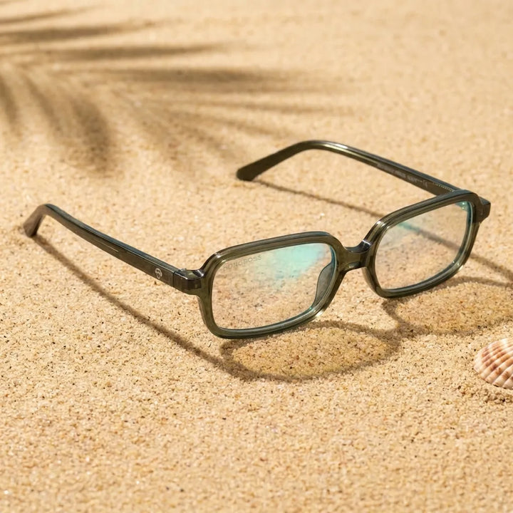 Lentes opticos Navarino Verde sobre arena dorada superficie natural antirreflex receta optica bio-acetato Bonoboss #editorial_arena-dorada #color_verde