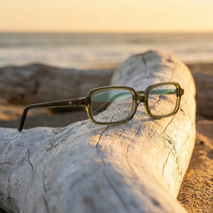 Lentes opticos Navarino Verde sobre driftwood dorado reflejo costero antirreflex receta optica bio-acetato Bonoboss #editorial_driftwood-golden #color_verde