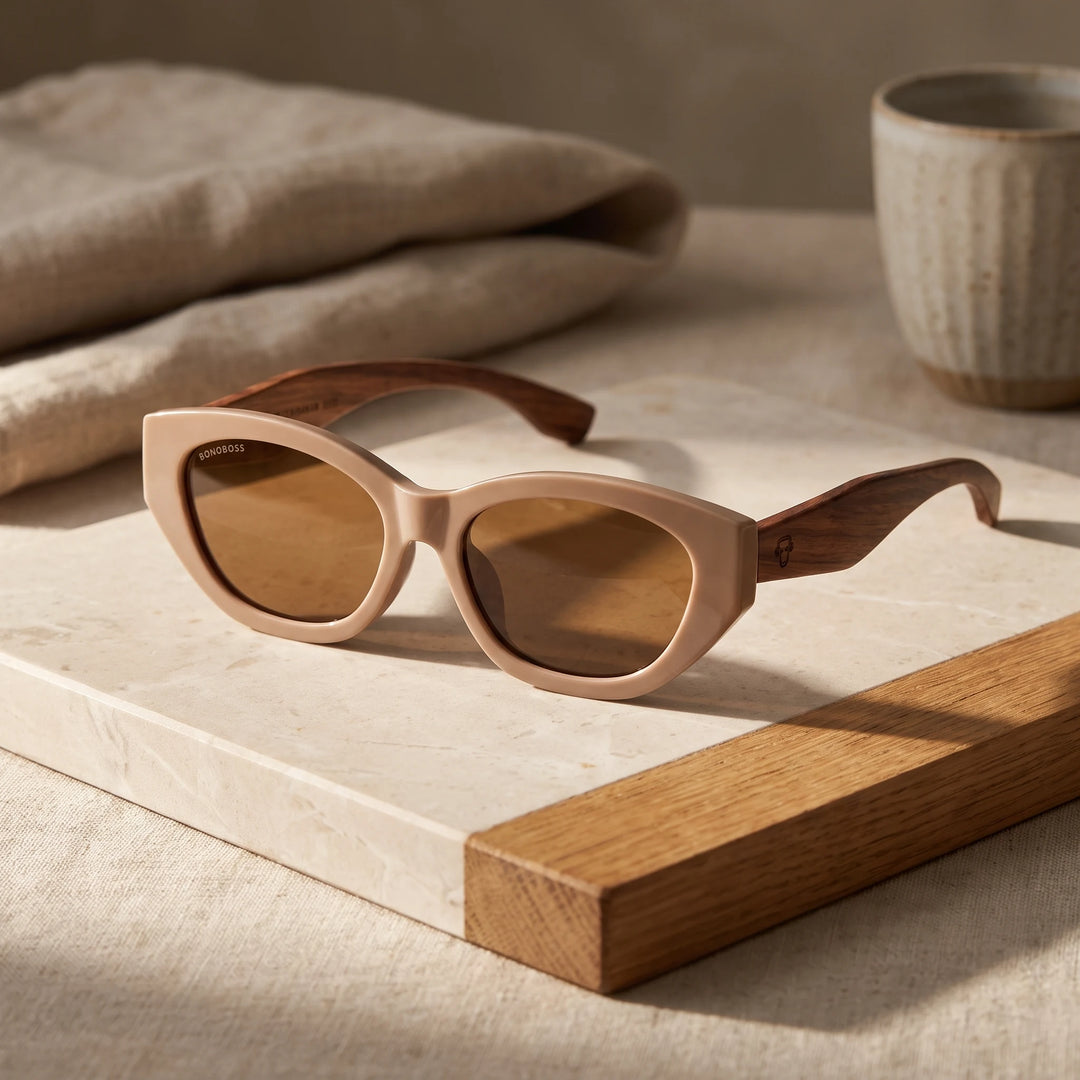 Lentes de sol Bonoboss Nomad Brown sobre piedra y roble con luz de ventana #editorial_sustentabilidad #color_brown