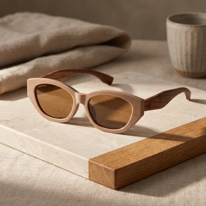 Lentes de sol Bonoboss Nomad Brown sobre piedra y roble con luz de ventana #editorial_sustentabilidad #color_brown