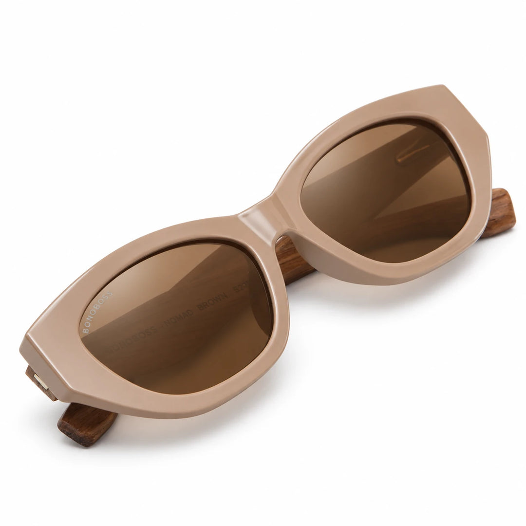 Lentes de sol Bonoboss Nomad Brown armazón plegado primer plano armazón plástico reciclado RPET #editorial_plegado2 #color_brown