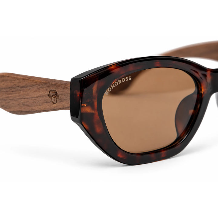 Lentes de sol Bonoboss Nomad Carey Brown detalle logo en varilla de madera armazón plástico reciclado RPET #editorial_detalle #color_carey-brown