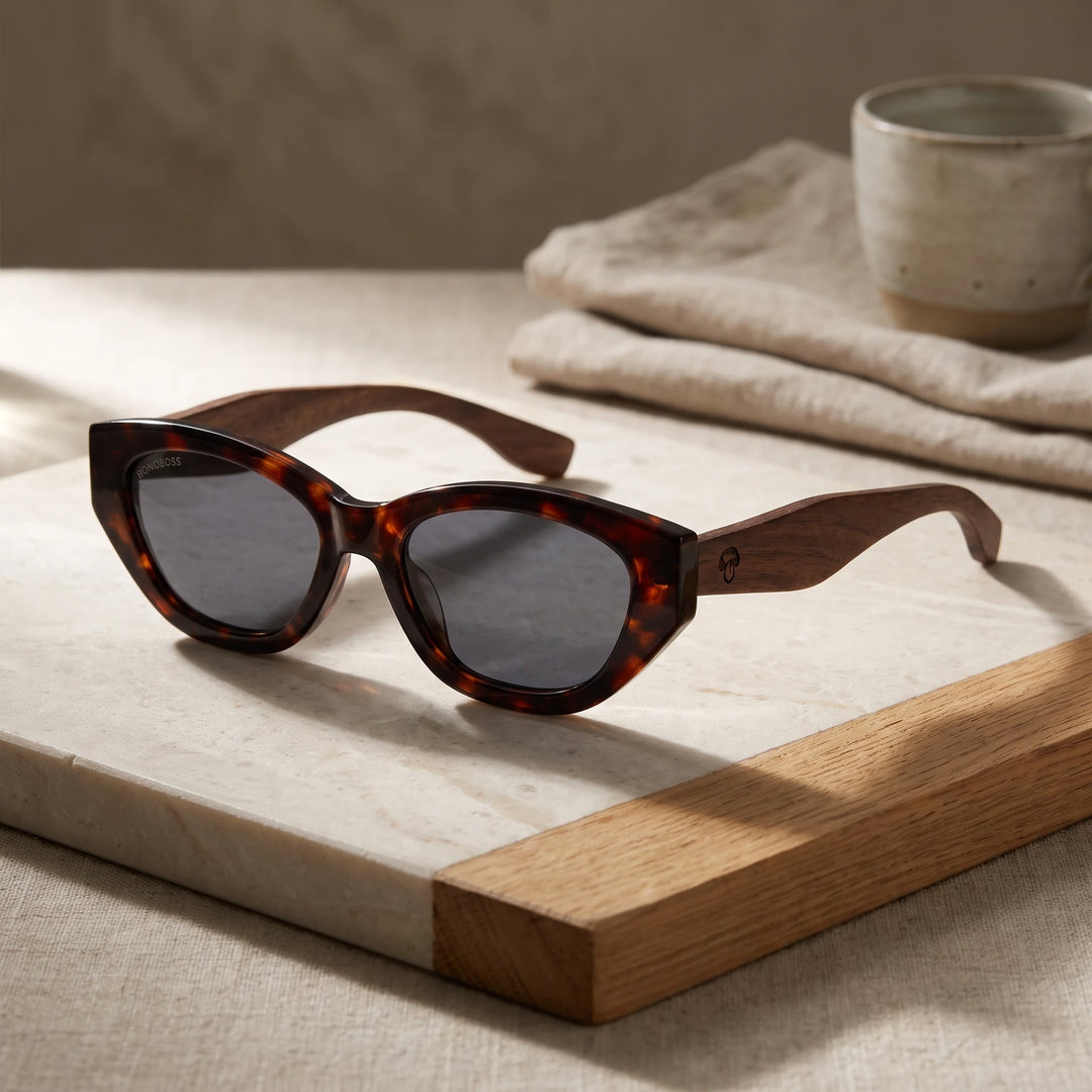 Lentes de sol Bonoboss Nomad Carey sobre piedra y roble con luz de ventana #editorial_sustentabilidad #color_carey