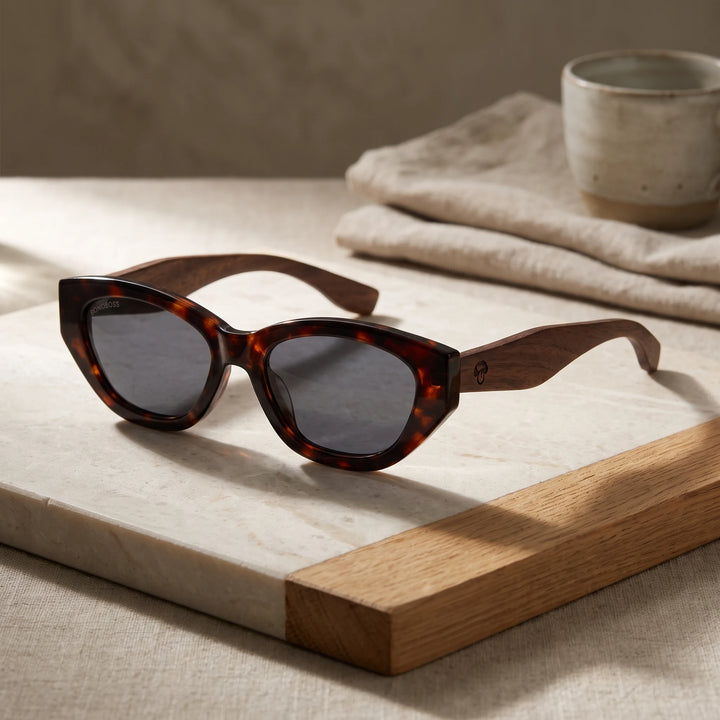 Lentes de sol Bonoboss Nomad Carey sobre piedra y roble con luz de ventana #editorial_sustentabilidad #color_carey