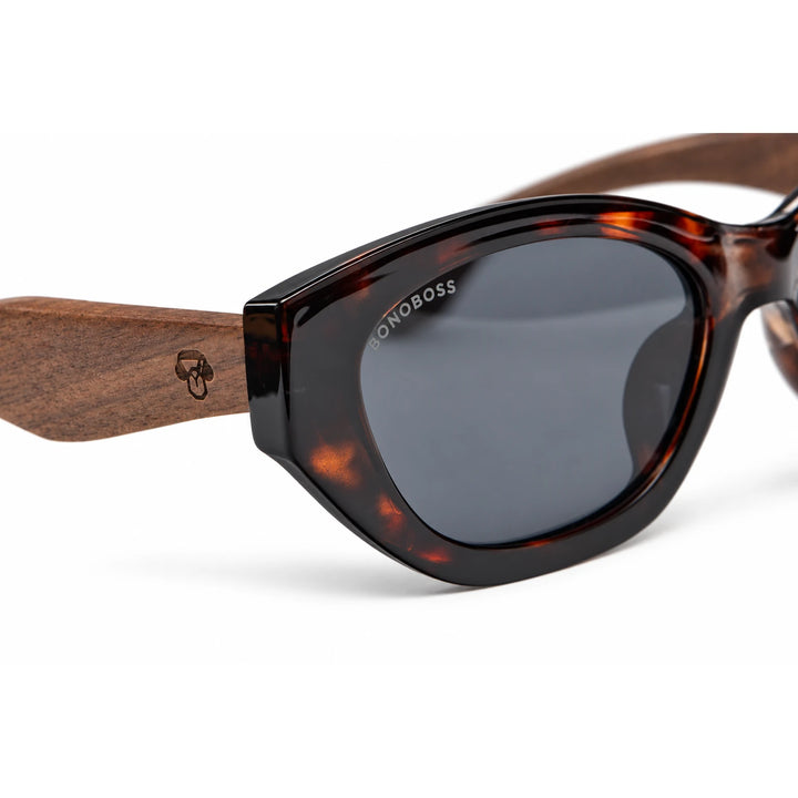 Lentes de sol Bonoboss Nomad Carey detalle logo en varilla de madera armazón plástico reciclado RPET #editorial_detalle #color_carey