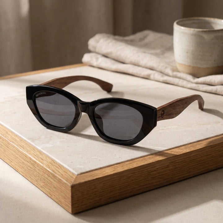 Lentes de sol Bonoboss Nomad Negro sobre piedra y roble con luz de ventana #editorial_sustentabilidad #color_negro