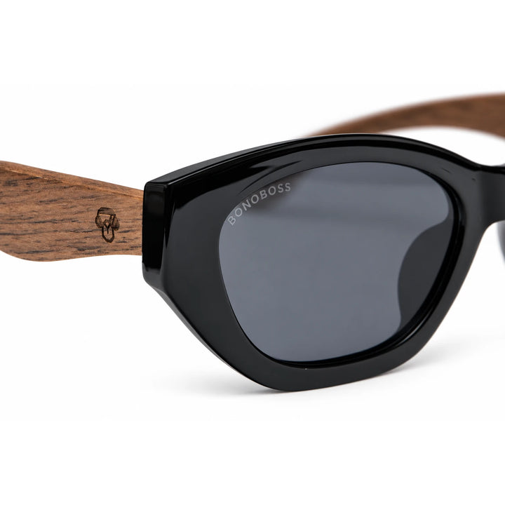 Lentes de sol Bonoboss Nomad Negro detalle logo en varilla de madera armazón plástico reciclado RPET #editorial_detalle #color_negro