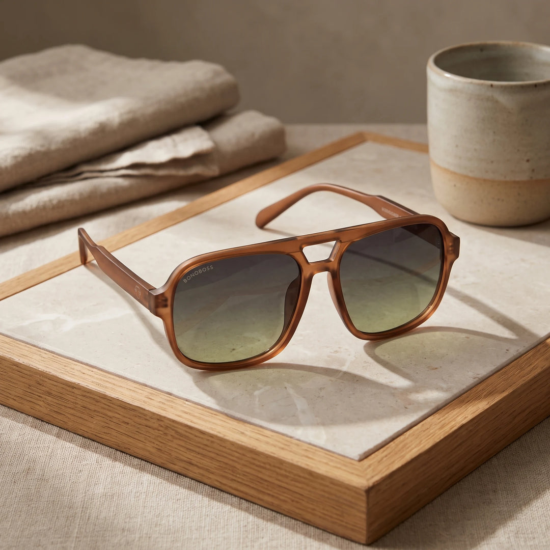 Lentes de sol Bonoboss Orson RPET Brown sobre piedra y roble con luz de ventana #editorial_sustentabilidad #color_brown