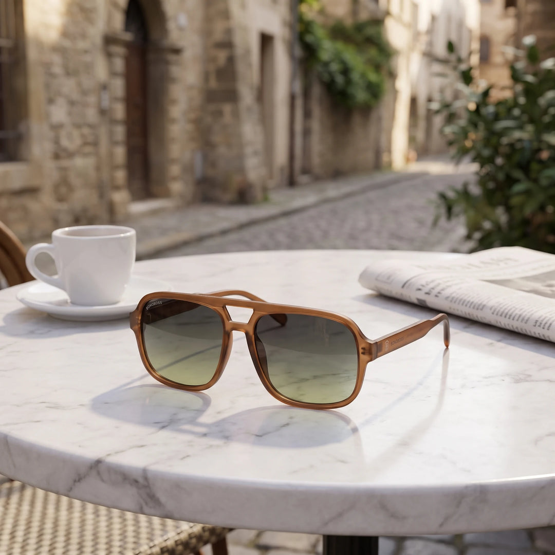 Lentes de sol Bonoboss Orson RPET Brown sobre mesa de mármol en terraza de café #editorial_grid1 #color_brown