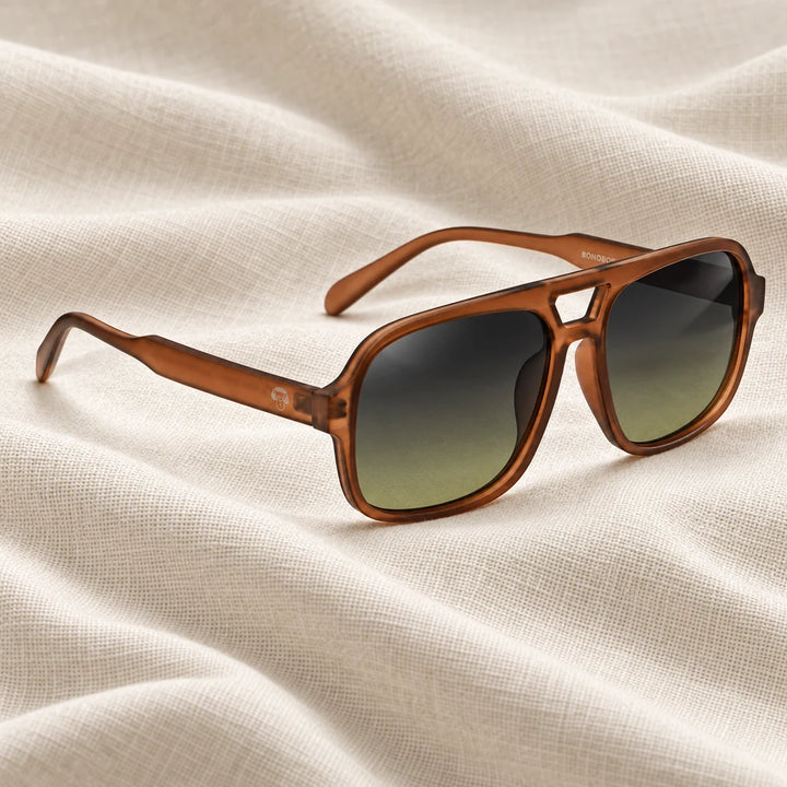 Lentes de sol Bonoboss Orson RPET Brown en contexto de estilo de vida #color_brown