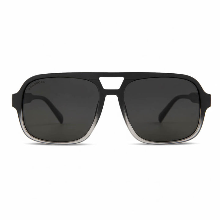 vista frontal anteojos de sol lentes de plastico reciclado y polarizados de color negro de moda para hombre retro #color_black