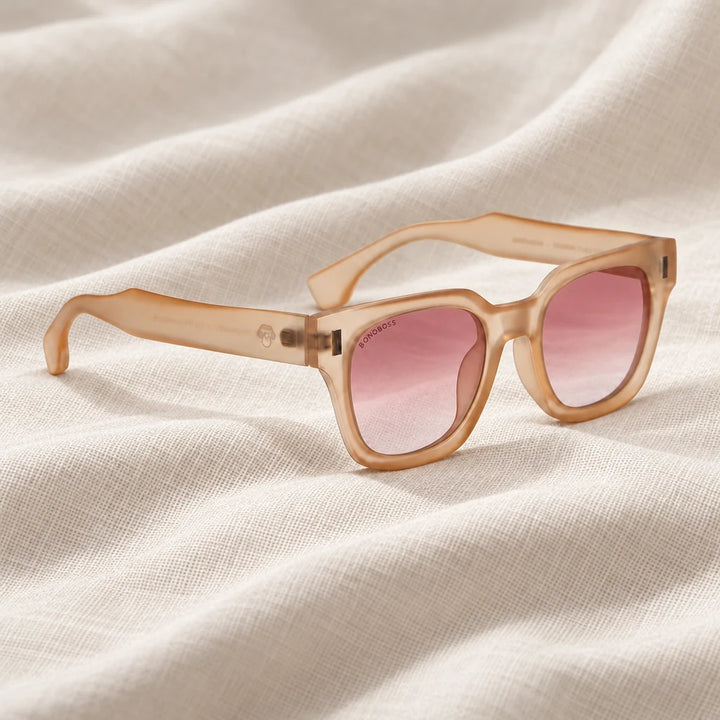 Lentes de sol Bonoboss Osorno RPET Pink en contexto de estilo de vida #color_pink