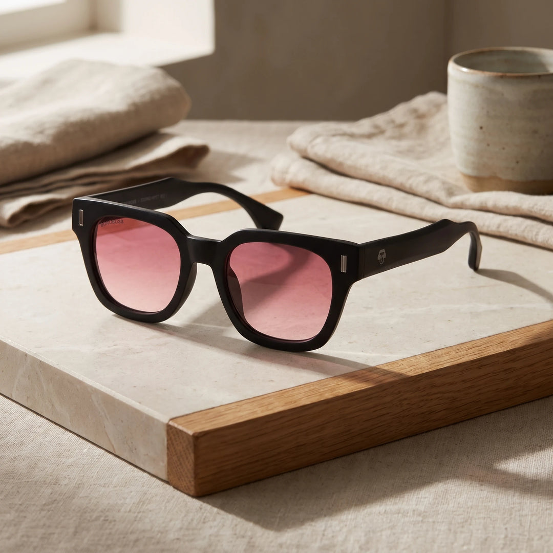 Lentes de sol Bonoboss Osorno RPET Red sobre piedra y roble con luz de ventana #editorial_sustentabilidad #color_red