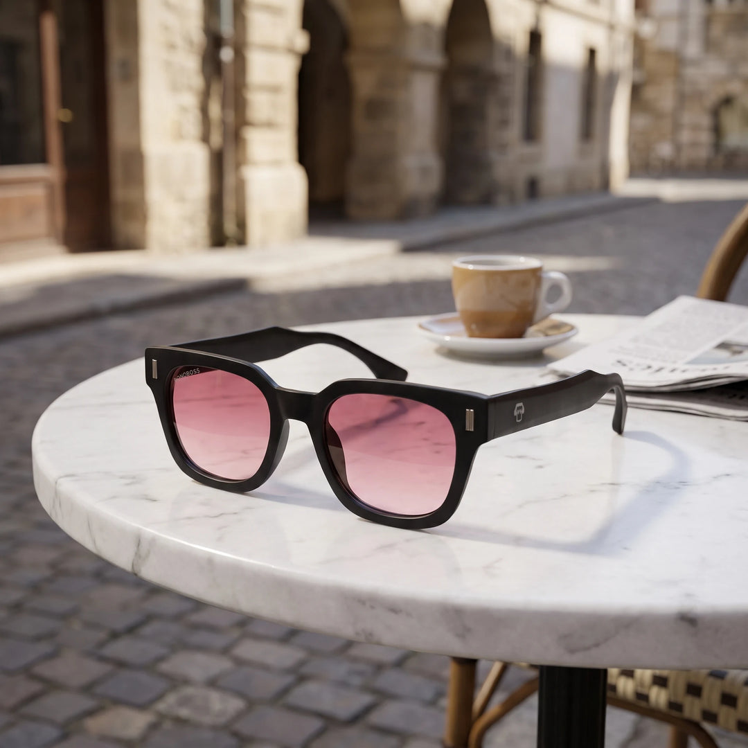 Lentes de sol Bonoboss Osorno RPET Red sobre mesa de mármol en terraza de café #editorial_grid1 #color_red