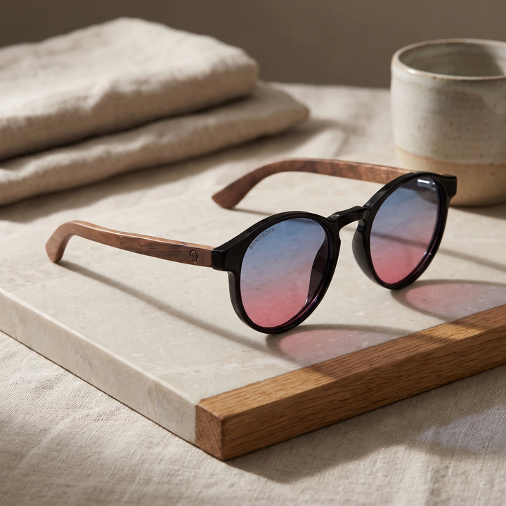 Lentes de sol Bonoboss Paine Pink sobre piedra y roble con luz de ventana #editorial_sustentabilidad #color_pink