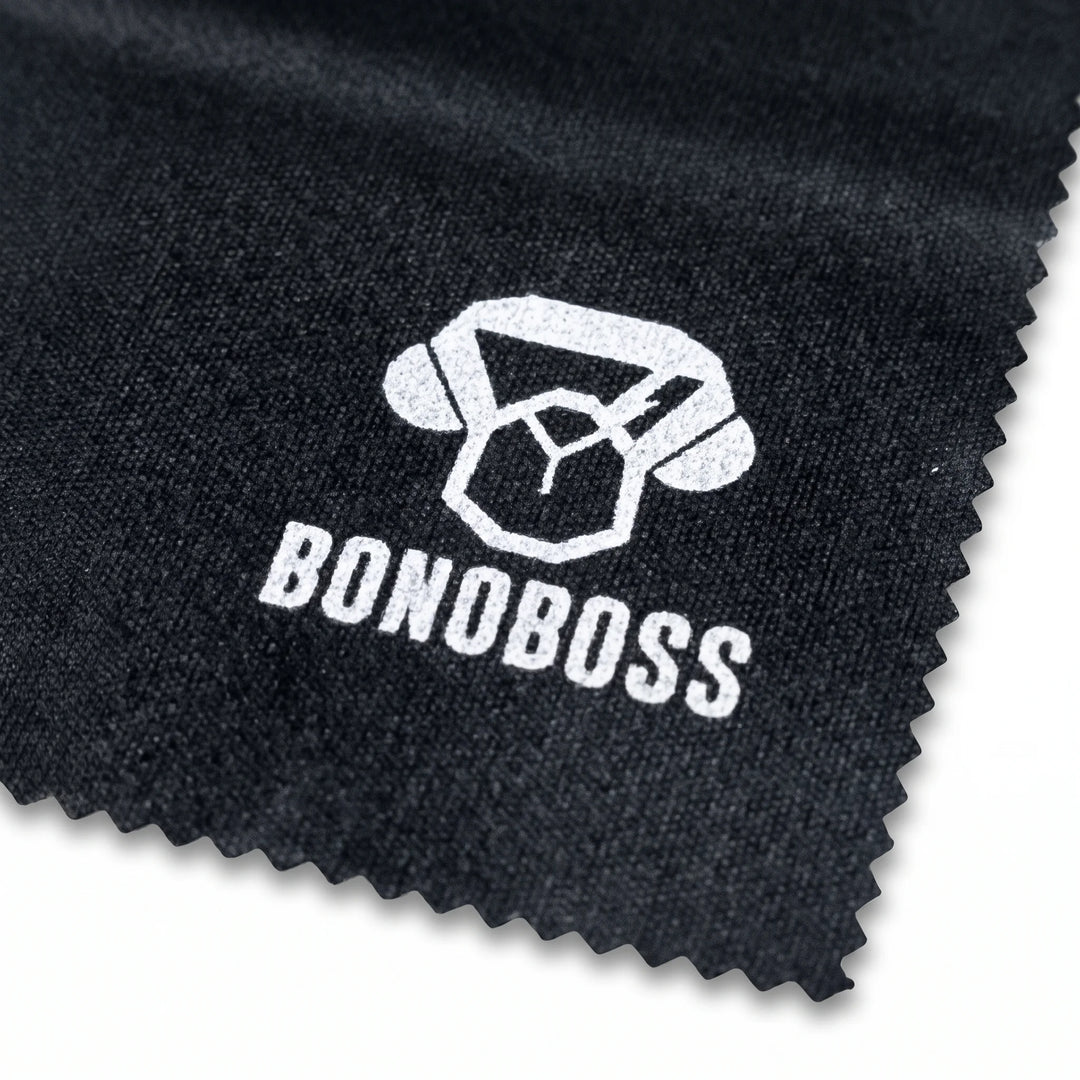 Paño de Microfibra para Lentes Bonoboss 17x15 cm — detalle macro del logo y la textura de microfibra, set de 3 unidades