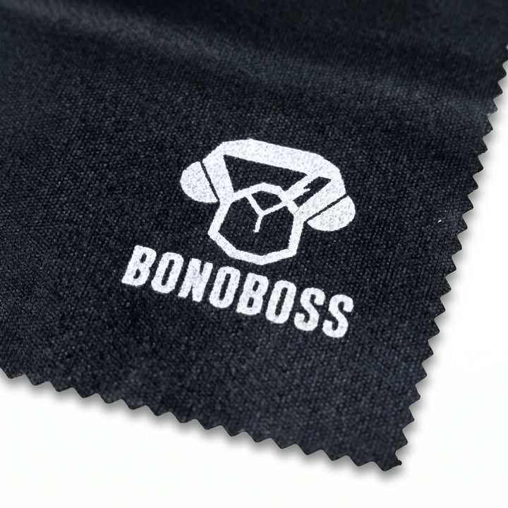 Paño de Microfibra para Lentes Bonoboss 17x15 cm — detalle macro del logo y la textura de microfibra, set de 3 unidades
