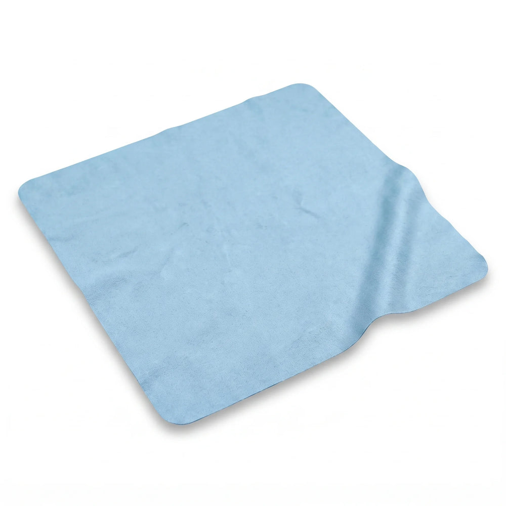 Paño de Microfibra Luxury Bonoboss 30x30 cm — color celeste vista tres cuartos sobre fondo blanco, para lentes y joyas #color_celeste