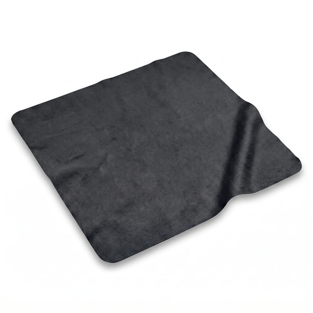 Paño de Microfibra Luxury Bonoboss 30x30 cm — color negro vista tres cuartos sobre fondo blanco, para lentes y joyas #color_negro