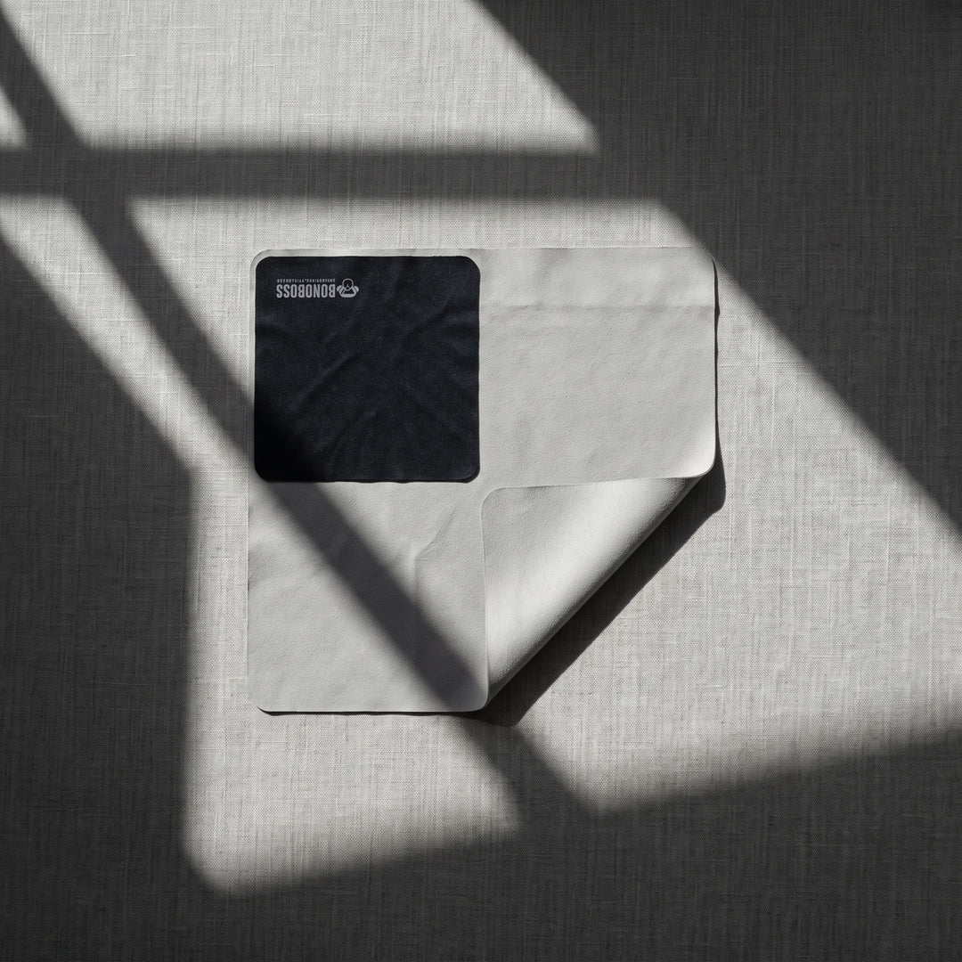 Paño de Microfibra Luxury Bonoboss 30x30 cm — still life editorial, para lentes y joyas
