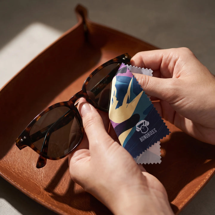 Paño de Microfibra Powder Bonoboss 19x19 cm — en uso con lentes, premium diseñado en Chile