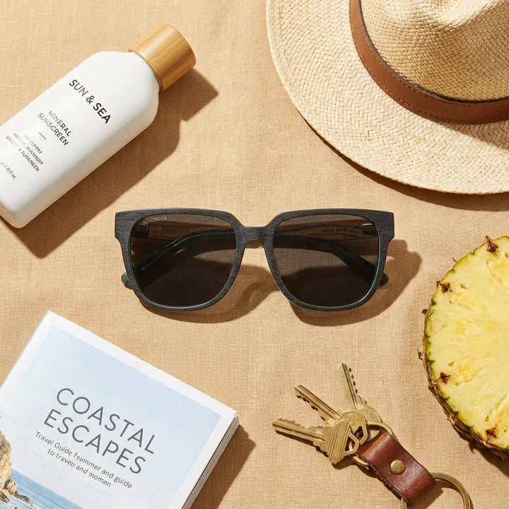 Lentes sol Selkie Boreal polarizados madera zebrano bio-acetato natural flat lay summer essentials playa Bonoboss #editorial_detail2 #color_selkie-db-zebrano